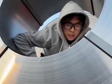 听说钢卷界有个规矩,偷钢卷犯法,但是谁扛着走钢卷就是谁的。#钢卷 #徒手抗钢卷 #钢卷运输 #即梦ai