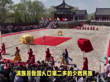 满族血统解密,百分之八十父系为汉人 满族是我国人口第二多的少数民族,总人口约为 1041 万,主要分布于我国的东北及华北地区,其中居住在辽宁的人口最多。23魔方祖源研究部对祖源数据库中的满族群体的数据做一轮清洗和统计,以排除近亲关系的满族男性样本 2938 个为口径进行统计。发现:由于满族自清代开始与周边的汉、蒙古、回、朝鲜等民族有过长时期广泛的通婚历史,所以当代满族群体的民族血统中,基因为北方汉人的占80%、南方汉占6.57%、蒙古-通古斯占3%、日韩占5%,整体上与北方汉族的血统较为相似。
一个让人很有趣的事,如今郑成功的直系后人目前身份证民族是满族。前几年,一位在煤矿系统工作的北京工人把家传的一些文物卖给了厦门的郑成功纪念馆,但是坚决不让纪念馆透露自己的身份。原来就是他身份证上的民族是“满族”,他实在不好意思说出口。
类似情况还有李定国的后人,根据在北京搞“八旗名人后人下落”研究的一位具有学术背景的研究者在自己博客上透露,李定国直系后人的民族同样是“满族”。李定国在临终之前,曾再三交待其子李嗣兴和部下,“宁死荒郊,勿降也!”,但是他的儿子还是投降了。李定国表弟马思良也跟着一起投降了。
朱元璋的某个支系后代的王爷朱克塽也投降了,后代也是满族。袁崇焕的后代也投降了,也是满族。岳飞的某个自称支系后代也投降了,也是满族。常遇春后人当初因为明末清初投进了汉八旗,坚持认为自己是满族,49年后让他们改汉族,结果人家闹起来了。但是,君子之泽,三世而衰;祖先是祖先,后代是后代,两码事,祖先是英雄不代表就要高看后代一眼,同样后代子孙不肖,不代表就要贬低祖先不是英雄。
中国目前唯一和汉族基因上比较疏远的大民族应该只有一个维吾尔了,其余只要是东亚长相基本上不会和汉族偏离很远的。太平天国运动时,黑龙江八旗兵丁总共才1万员额,满清竟然拉了6万多男丁去南方作战,几乎打光。这些人从哪里入旗的,可想而知。
这从侧面证实了,在清代,旗人是特权户口身份认证,不是民族血缘认证。不少明朝重臣的后人后来都进行了抬旗操作,身份从【民】变为【旗人】,享受铁杆庄稼特权。汉八旗在乾隆时进行了接近对半的【出旗为民】事件,降为22万人,比例从原来的72%下降到了42%。也就是说,即使满八旗都不是汉人血统,那旗人中也有近一半是汉人。何况满八旗自己的来源也是混合了汉人、蒙古人和女真人。所以23魔方的结果正是印证了这个民族演化的有趣历史。