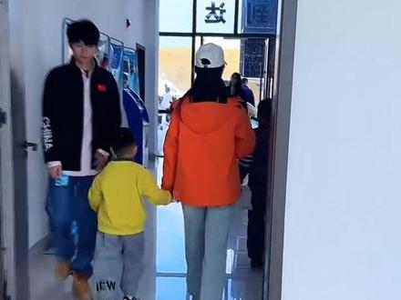 2025年,备受瞩目的全国跳伞锦标赛在十堰市竹山麻家渡女娲山机场圆满成功举办。今天女娲山机场热闹非凡,来自全国各地的跳伞运动员们齐聚于此,他们带着对跳伞运动的热爱与执着,怀揣着挑战自我、超越极限的梦想,在这片湛蓝的天空下展开了一场精彩绝伦的角逐!比赛现场,飞机搭载着运动员们缓缓升空,随后运动员们如矫健的雄鹰般从高空一跃而下。他们在空中做出各种高难度动作,五彩斑斓的降落伞在阳光的照耀下如同盛开在天空中的花朵,美轮美奂。地面上观众们的欢呼声、掌声此起彼伏,大家都被运动员们的精彩表现所深深吸引,现场气氛热烈而又欢快!作为一名竹溪人,尽管我并非竹山本地居民,但我与竹山同属十堰这片充满魅力的土地,我们共享着同一片蓝天白云,呼吸着同样清新的空气。看到这次全国跳伞锦标赛在竹山成功举办,由衷地感到高兴。这不仅展现了竹山良好的基础设施和卓越的组织能力,更让更多的人认识了竹山、了解了竹山!深知我自身个人能力渺小,但我衷心地祝愿竹山越来越好,未来能够凭借自身的独特优势,举办更多像全国跳伞锦标赛这样的大型活动,进一步提升知名度和影响力。我也相信,竹山的经济会更加繁荣,人民的生活会更加幸福,这片充满希望的土地必将绽放出更加绚烂的光彩!
@好授莫力(好授科技)
@假牙小老头
@轻舟
@好授钰儿 小号
@抖加🔥上热门🔥dou+🔥热点宝
#第一视角
#放飞梦想
#情感
#好授钰儿