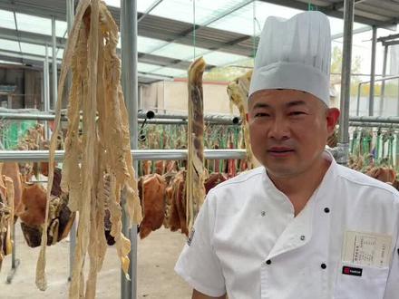 刚刚腌好晒好的咸猪大肠,今天弄一个家常做法,有没有特别喜欢吃的,有的话我来送2份,给哥姐们尝尝