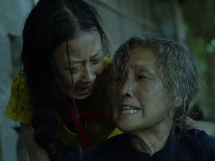 山体滑坡 文秀把三婆从山里背出#那些日子