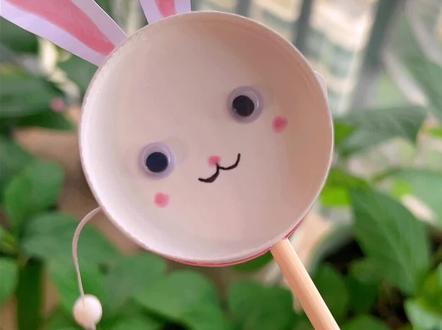 用纸杯子做一个宝宝爱玩的拨浪鼓,小兔子造型,喜欢吗?#儿童玩具 #拨浪鼓 #纸杯手工 #幼儿园手工 #亲子手工