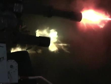 曳光弹,宛如天空中的烟花#曳光弹 #武器科普 #军事科普