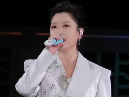 怪不得每次凤凰传奇的演唱会就像练兵一样 原来他们就是部队出身.#凤凰传奇 #绿旋风 #凤凰传奇演唱会