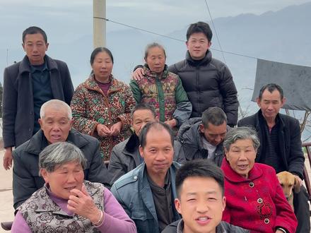 AI进村还是太晚了 教村里的老人用豆包 他们好像有自己的问题要问#豆包 #豆包进村 @少爷总被狗追 @丹哥和小店