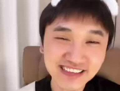 关于blue 串,他说他“疯了”(同人文)
指路@娱乐圈的老贾
Blue 串:一个cp 元素拉满的店,两个后援会不发声
杭州店小田去打卡过!开到小田老家,有传闻要开到华策里
新店开业:小田朋友送花篮,店里放双人物料,店里放小渝的歌,cp 粉打卡,送开业礼物热情接待
小田被发现过在网上研究炸鸡…
小渝最早粉丝名字提到过:卟噜卟噜
店里照片公开用过cp 大旗:雷朋99