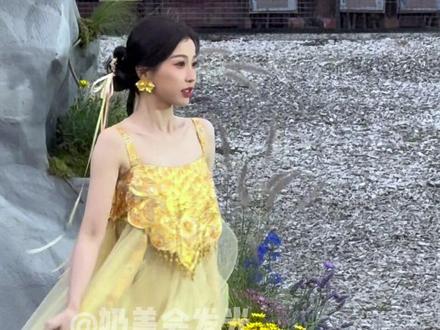 #虞书欣 小白鞋出场小跑走红毯