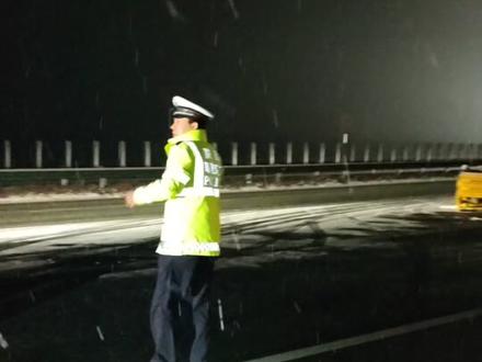 咸阳高速路况:
因降雪天气,截至2024年1月31日23时,
G69银百高速兴隆、淳化南、淳化北、十里塬、土桥、旬邑、旬邑北收费站双向管制,旬邑方向在兴隆分流,咸阳方向在旬邑北分流,桥底、咸阳北收费站对危化品车及七座以上客车管制。
G3511菏宝高速全段双向管制,旬邑西、石门收费站临时管制,
G65包茂高速双向马额、新兴、三原、泾阳、泾河新城、聂冯收费站双向管制。
G70福银高速长武、亭口、彬州、太峪、渡马、永寿南收费站对危化品运输车及七座以上客车管制。
G30连霍高速兴平、兴平西、武功、杨凌收费站对危化品运输车及七座以上客车管制。
G3021临兴高速茂陵、店张、太平、泾阳北收费站对危化品运输车及七座以上客车管制。
#重要路况提示 #咸阳高速路况 #雨雪恶劣天气 #我为群众办实事 #春运进行时