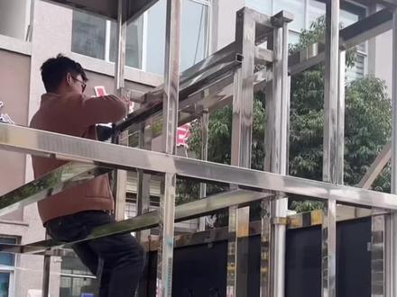 来自直播录屏,看看 6.8 米自改房车的升降电视效果怎么样#春晓闯地球 #何晓娃 #诗和远方 #自驾游