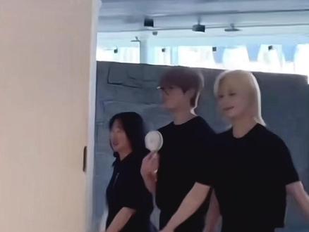 对次人身高有了实感🙊
#seventeen #尹净汉 #全圆佑 #kpop #韩娱