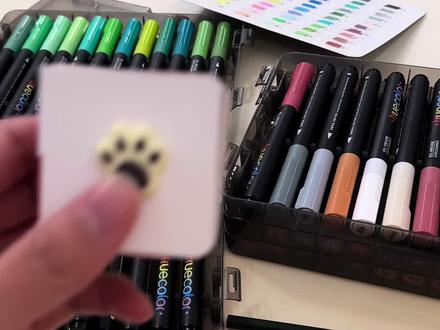 第一本小鼻嘎翻翻乐,5×5大小,丙烯马克笔60色,开画到现在已经两周,期待把这个小本画完😀#丙烯马克笔绘画#丙烯马克笔#翻翻乐#打发时间