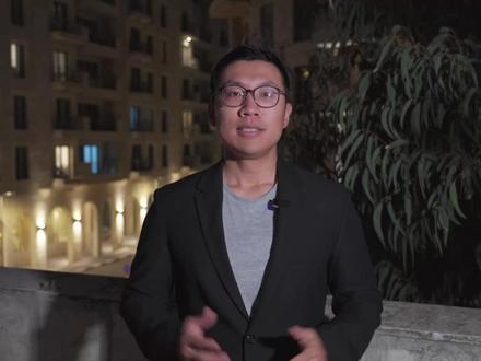 内塔尼亚胡的赦免风波 11月30日,以色列总理内塔尼亚胡正式向以总统赫尔佐格提交赦免请求。内塔尼亚胡目前正因贪腐案受审。
赫尔佐格12月1日就请求作出回应,表示自己“将仅从国家和社会的最佳利益出发予以考量”。
赫尔佐格当天在讲话中说,内塔尼亚胡提交赦免请求正引发争论。他将以“最正确、严谨的方式对待这一请求”。
这一赦免请求受到内塔尼亚胡领导的执政联盟成员欢迎。以色列极右翼政客、国家安全部长本-格维尔说,赦免内塔尼亚胡“对国家安全至关重要”;同时,以反对党议员则呼吁赫尔佐格拒绝赦免请求,民主党领导人亚伊尔·戈兰认为,“只有罪犯才会寻求赦免”。
以色列总统有权赦免经法院定罪的人,在极少数情况下,如果符合公共利益,相关人员甚至可以在法律程序结束前获得赦免,但必须由寻求赦免的当事人或其直系亲属提出申请。
2020年初,以色列检方以受贿、欺诈和违背公众信任3项指控正式起诉内塔尼亚胡。同年5月,法院首次开庭审理该案,内塔尼亚胡因此成为以色列首个接受司法审理的在任总理。#全球创作者计划 #青年创作者成长计划 #抖音全球观察团 #以色列 #政治