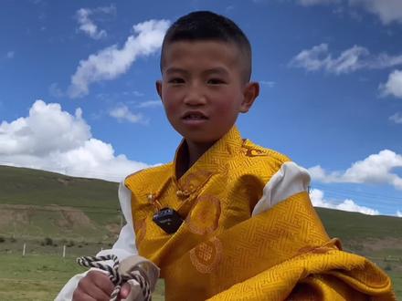 “扎西小课堂”开课啦!我们的扎西老师第一次教学有点小紧张呢😁#理塘 #骑马 #草原风情