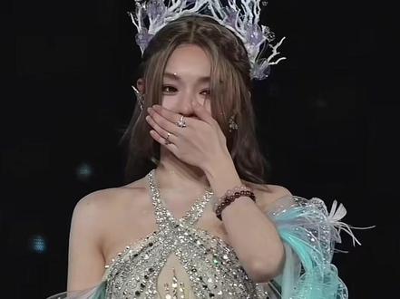 台下抓到一只个朵莉亚唱人鱼之歌让面包直呼《牛逼》 这段别播 #黄霄雲宇宙无敌号个人演唱会深圳收官现场#台下抓到一只朵莉亚#面包惊呆现场@好想吃面包蛋糕芝士 @黄霄雲 @秋蟬OORT @面包麾下的赫赫