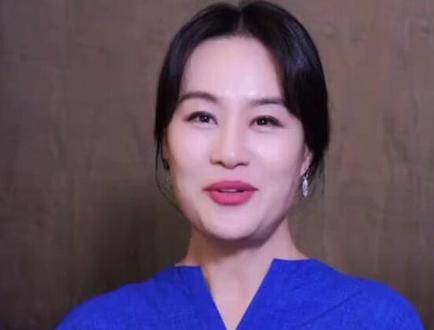 邬君梅透露外籍丈夫已去世,结婚30年膝下无子 她留在美国低调迎接60岁生日
#邬君梅