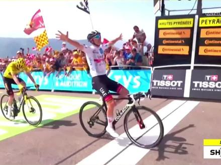 2022环法S16赛段。全程 129.7公里 高山赛段-山顶终点 !
这应该算迷你山地赛段,不过前面50公里还是平坦的。最后70公里四个爬坡点一字排开,这是最后决战的开始。
最后是佩拉居代山,这个爬坡长8公里,坡度7.8%,但是坡度变化较大,最难的当属最后一公里,坡度可以高达16%,这里是一个机场跑道,看起来路面开阔,但事实上坡度比数字开起来的要陡,组委会估计还是会希望车手们发动一些远程进攻,但最后的爬坡难度比其他的大,看起来最后进攻更实在!
最终波加查在距离终点85米的位置发起了进攻,以微弱的优势夺得赛段冠军!总成绩追回温格高4秒的!落后温格高2分18秒
还有一个高山赛段,留给波加查的时间不多了…就目前温格高的状态来说,波加查离总成绩黄衫越来越远了…
#环法 #公路自行车 #公路车比赛 #公路车 #环法自行车赛 #波加查 #温格高