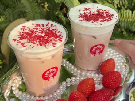 草莓脑袋都给我去喝霸王茶姬这次的区域限定彩蛋饮品“琥珀雪莓酪”,成都只有10个门店有售哦#霸王茶姬琥珀雪莓酪 #霸王茶姬四川 #霸王茶姬彩蛋饮品 #草莓季 #仙女都在喝什么