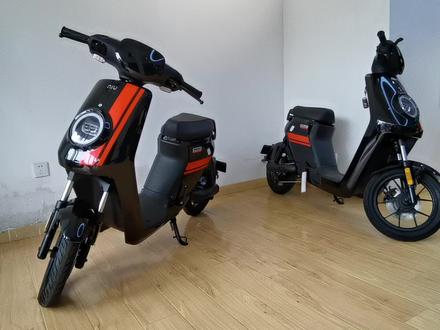 小伙看到一辆电动车,48V26Ah大电池,续航90,国标车中最大锂电