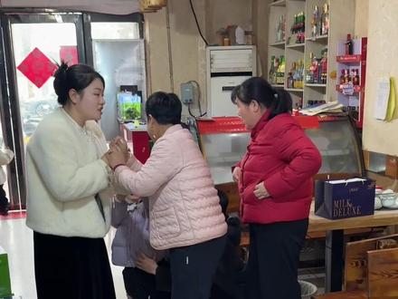 带双胞胎女儿走亲戚收到4000块压岁钱,困难见人心,患难知亲情,跌过跟头才懂亲情可贵,最稳的靠山永远是家人#农村生活#压岁钱#亲情