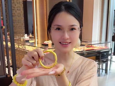 这套搭配实在貌美!!黄金牡丹手镯搭配莫桑粉水晶牡丹花手串,等过两天给大家拍一下日常这套搭配有多好看~ #黄金首饰 #牡丹花手镯 #黄金牡丹花 #金手镯 #黄金置换