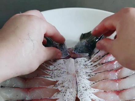 🔥蝴蝶鱼尾🔥选用花鲢鱼尾,成本低廉,做法简单,颜值较高。美食持续更新……