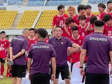 株洲队明年再见👋 从夏天到冬日,我们株洲队的湘超故事已经结束了。翻到第一次采访拍到的素材,当时陌生的脸,现在全部都熟悉了起来。要和你们说,谢谢株洲队!你们已经很棒了!所有遗憾让我们明年再战!#湘超#株洲队#足球