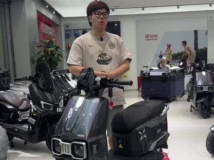 台铃赤兔2025,机甲外观,科技感拉满,动力强劲,骑着舒服!大电池,续航远,动力足,通勤、外卖都很合适。智能光感大灯,夜间骑行安全感满满。前后碟刹,TCS防侧滑,安全有保障。支持APP智能解锁,多种解锁方式,女生也能轻松用。GPS定位,USB充电,前后大座桶,能放不少东西。原厂配置,电池原装,放心骑!可上牌,手续齐全,细节随时问我!#台铃电动车 #英明台铃 #聪仔说车 #新国标电动车 #dou是好车 @DOU+小助手 @DOU+好生意 @DOU+上热门