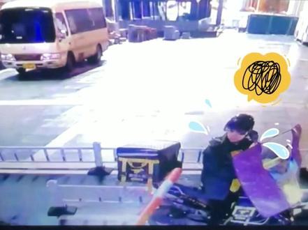 道闸杆被撞一下要赔3000块?蜀黍现场调解纠纷!#不负春光努力向前 #共筑平安中国年