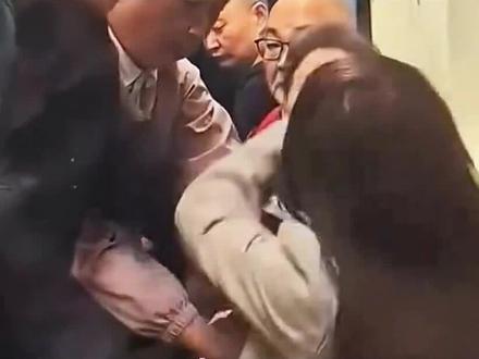 上海地铁老人撕扯女孩后续:官方介入调查