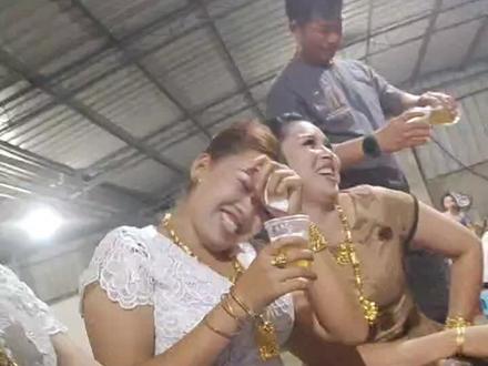 这样谁能喝呀一直不停的喝酒