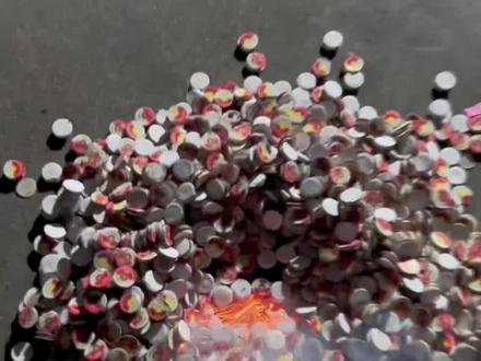 原来彩菊烟花这样玩的,彩菊一转,烦恼全甩掉。#彩菊烟花 #甩掉烦恼#漂亮#乡村生活