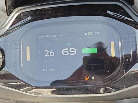 全国首批九号M85C彩屏仪表上车效果 首批上车!九号M85C彩屏仪表有多香?
✅高清彩屏 ✅投屏导航 ✅蓝牙娱乐 ✅智能互联
颜值实力双在线,通勤骑行幸福感拉满💯
开机动画超有质感,信息超丰富
更有电子宠物,自定义壁纸(暂未上线)
导航投屏地图和简易两种模式(地图版超清晰)
控制切歌/接打电话,骑行不分心
坐垫感应/能量回收等设置,仪表一键调
对于液晶屏的老用户来说真的是福利
#九号创作者 #九号仪表 #易途科技 #彩屏仪表 #易途M85C仪表 @易途ANDLESS官方号