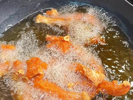 年夜饭第八道菜上海爆鱼,每块鱼肉都吸满了酱汁,外酥里嫩酸甜可口,太好吃了#爆鱼 #上海爆鱼 #年夜饭