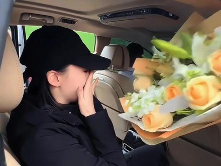 眉山水调歌头演唱会,刀郎铁粉老奶奶专程为徐子尧献花,尧尧当场破防落泪。最朴素的喜欢,最真诚的感动,不是明星与观众,是家人般的温暖。
#水调歌头眉山演唱会
#刀郎
#徐子尧
#刀郎团队
#演唱会暖心瞬间