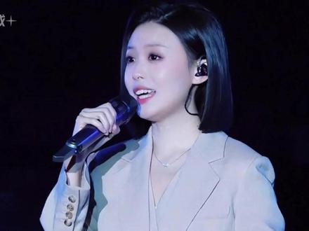 徐子尧的破局之路 徐子尧出道后迅速走红,演唱会和巡演备受欢迎,但也因此引发争议。为避免被围攻,她应独立开个人演唱会,出自己的专辑,用实力证明自己#徐子尧