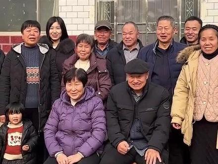 #好家风 在夏津县宋楼镇时庙村,程家六兄妹的故事为人称颂。
上世纪六七十年代,父亲早逝,母亲患有精神疾病,才十几岁的老大程保海便担起了家庭的重担,照料弟弟妹妹。跟着村里长辈挖河时,他总把发的窝头省下来,带回家给弟弟妹妹充饥。后来,老大经村里推荐参军入伍,那些年,他把穿旧的军装和战友送的衣物寄回家,给弟弟妹妹穿。
退伍后,程保海靠着退伍费,再加上东拼西凑的钱,盖起了新房。老二程保江结婚时,他二话不说便把新房腾给了弟弟。
几十年来,老大就这样一路拉扯、帮衬着弟弟妹妹长大成人、成家立业。
感念大哥的恩情,当六十多岁的大哥因脑溢血住院时,五个弟妹闻讯后,立刻从四面八方赶到医院,排班轮流陪护,妯娌们则每天精心做好热乎饭送到病房,出钱出力,没有一个人含糊。
如今,这份好家风也代代相传。程家晚辈程金良感慨道:“生在这个家庭,感觉特别自豪。我们这一代人,一定要把老一辈的美德好好传承下去。”