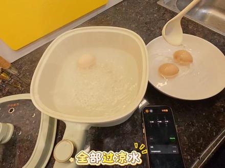 #鸡蛋的神仙吃法
跟着蛋神煮个9分12秒的鸡蛋🥚 果然美味😋
感觉我以前的蛋都白吃了😅😅#溏心蛋 #剥鸡蛋 #美食