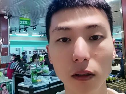 来店里换钱的特别多,有时候客户换的多,一万两万的换,服务台钱柜里根本都不够,还要去收银员柜台里支取,如果大家平常需要用到小额现金的话店里是很乐意为大家提供这个帮助的,但是大量用到的还请大家多多理解,咱们毕竟不是银行,不会在店里存放过多的现金,而且店内周转也需要留一点备用,就怕那种我手里就剩一点零钱,还非要换走的,做生意零钱真的不能缺,如果没发找零那我正常经营都要受到影响的,请大家一定多多理解🙏🙏🙏#家门口的生活超市 #主打的就是经济实惠 #优惠活动火爆进行中 #欢迎新老客户的光临 #记录真实生活