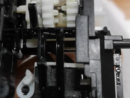 佳能喷墨打印机清洁单元出现故障代码:6000,6004,C000这个故障一般都是清洁单元里面长期漏进去墨水过多,墨水长时间浸泡凝固把清洁单元里面二个转换工作状态齿轮黏住不能左右移动造成的故障,正常状态是这样的,清洁穿轴墨水脏污或者更换清洁单元故障就可以排除。