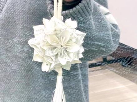 我不说!没人知道这是用试卷折的吧!谁会拒绝一个这样子的樱花绣球啊~#手工diy #折纸 #手工 #简单易学的折纸教程 #樱花绣球