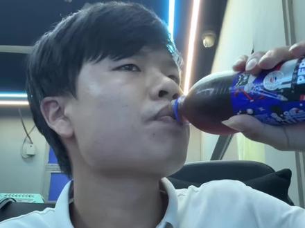我的生活很简单,也很无聊,但是我希望能这样过一辈子