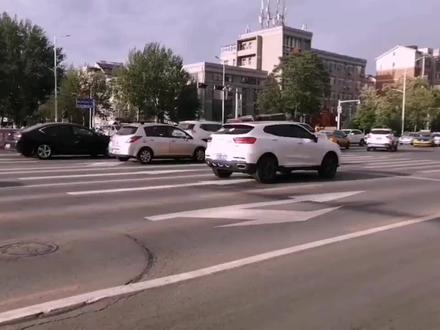 右转带直行车道,请右转车优先😀#安全出行 #交通标线#同城热门