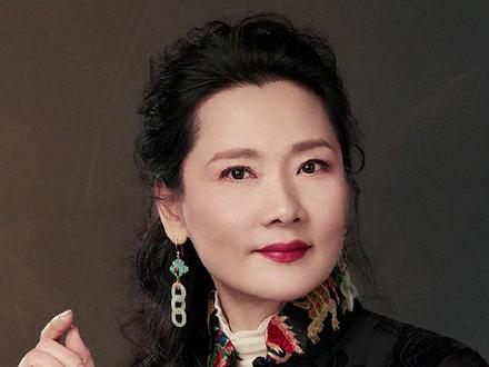 何赛飞指出姜贞羽表演不足,发现语气重后跟她说“对不起” #何赛飞