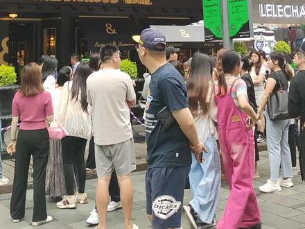 #butterfulcreamorous黄油与面包
天一这面包店队排的太离谱了