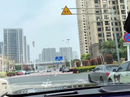 智己LS8动态体验 #智己LS8 动态体验——整个乘坐体验和驾驶体验都特别棒,除了胎噪有点明显外别的没有什么问题,动力输出标准后驱版本的也很够用虽然说7秒多的0-100,但是踩下油门的时候感觉像是6″多的状态非常的奈斯#试驾 24°的后轮转向,五米出头的车长一把掉头的体验感觉也很棒非常不错!#AI眼镜 #能换电的智能眼镜 #千问影像大赛