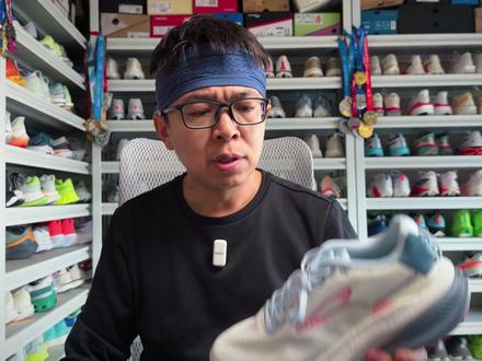 「惊艳的超厚底 轻稳的基本盘」361度爆沫6 赤焰6 今天继续讲度子的新鞋。鞋垫和鞋仓内的做工,还是会暴露它们所处的价格区间,但性能层面是越级的,尤其爆沫6令人印象深刻......#爆沫6 #赤焰6 #361度跑鞋 #缓震跑鞋 #慢跑鞋