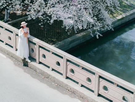 今天听到好消息,颜港街樱花已经在开了,过几天进入盛花期啦!分享常熟几个赏樱胜地:
✅常熟言子堤
堤岸几株樱花树,粉白交织,与宁静的湖水,构成一幅美丽的春日画卷。
✅虞山樱花步道
虞山南路马路边的樱花林静谧安宁,阳光透过花瓣洒落光斑,画面唯美。
✅常熟颜港街
临河樱花林是常熟赏樱绝佳处,粉白的花瓣如云似霞,与江南建筑相映成画。
✅尚湖风景区樱花大道
成片粉白色的花海如诗如画,花瓣随风飘落,与湖光山色相映成趣,浪漫迷人。
✅虞山公园
公园里几株樱花也很美,与绿树、青山构成春景图。
✅宝岩禅寺
樱花与古寺相映,别有一番禅意。
#我的足迹地图 #樱花 #苏州旅游 #你和常熟几分熟 #图文伙伴计划