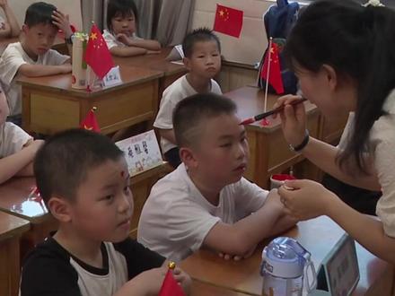 告别夏日的蝉鸣,聆听秋日的絮语,背上心爱的书包,奔向美丽的校园。9月2日,松溪县各中小学纷纷举办独具特色的“开学第一课”活动,通过丰富多彩的活动形式,营造满满的仪式氛围,迎接新学期。