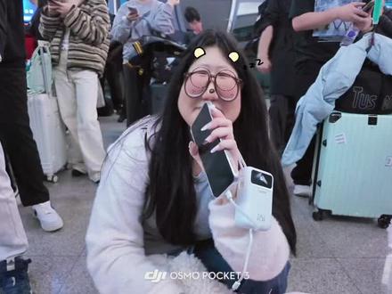 其实c位和队长都是是张函瑞的(我就这样拉着不认识的杨博文粉丝拍搞笑视频)#张函瑞 #张桂源 #杨博文 #搞笑 #抽象