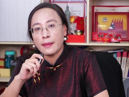 婚姻律师揭秘:离婚时孩子抚养费到底应该怎么写?才能不踩坑 我们在协议离婚, 孩子离婚后随我生活,就孩子抚养这一块细节,我想知道怎么更好点?我怕我考虑不周!接,姐妹首先,我必须提醒你:离婚协议中关于孩子的条文,是你未来几年甚至十几年里,能保障孩子权益的唯一法律武器。一、抚养费不能只写“每月2000”,要写“动态+违约+垫付追偿”,二、抚养费范围要写细,别让孩子“生病都得看爹脸色”,三、探视时间不能随便写“每月一次”,要定点、定时、定场所,四、医疗教育费用要写“必须分担”,别让一方“甩锅”,五、别忘了“特殊情况兜底条款”:未来不可预见,但你得有应对机制,孩子不是你们婚姻的失败品,而是你们曾相爱的见证。你今天写得越清楚,将来孩子就越有保障。#协议离婚 #抚养费 #广州律师 #法律咨询 #法律知识 @DOU+上热门 @DOU+小助手